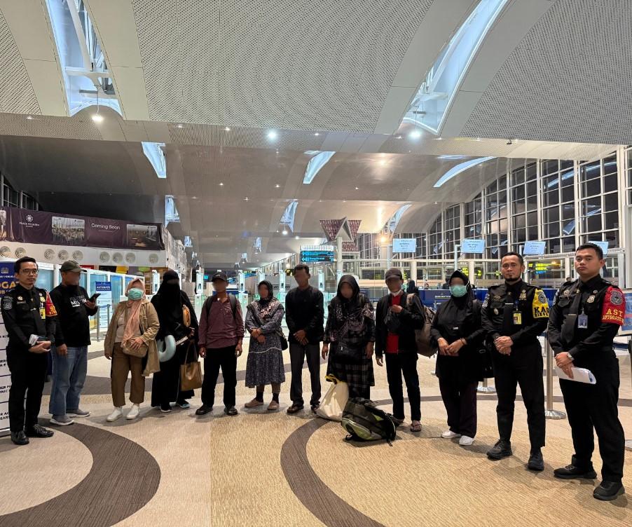 Imigrasi Tunda Keberangkatan 1.243 Jemaah Calon Haji Diduga Nonprosedural dari Sejumlah Bandara Imigrasi Tunda Keberangkatan 1.243 Jemaah Calon Haji Diduga Nonprosedural dari Sejumlah Bandara